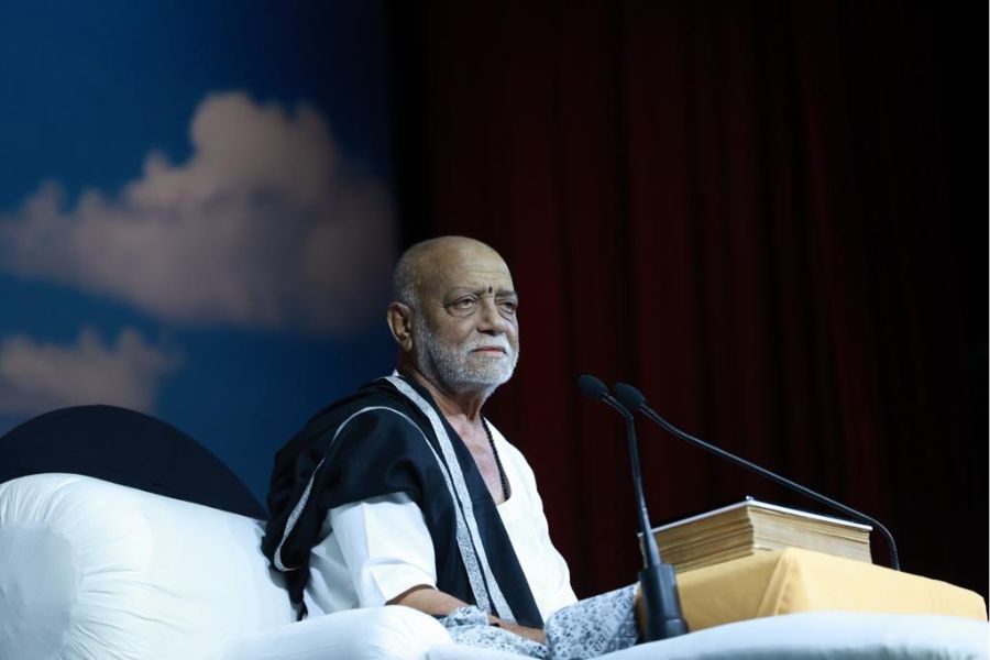 Morari Bapu extends assistance to soldiers killed in Poonch