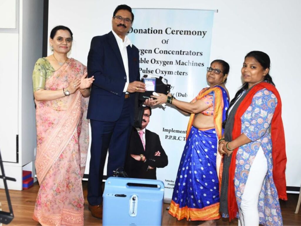 Masala King Dr. Dhananjay Datar Gifts Oxygen Kits to Patients Suffering from Pulmonary Diseases