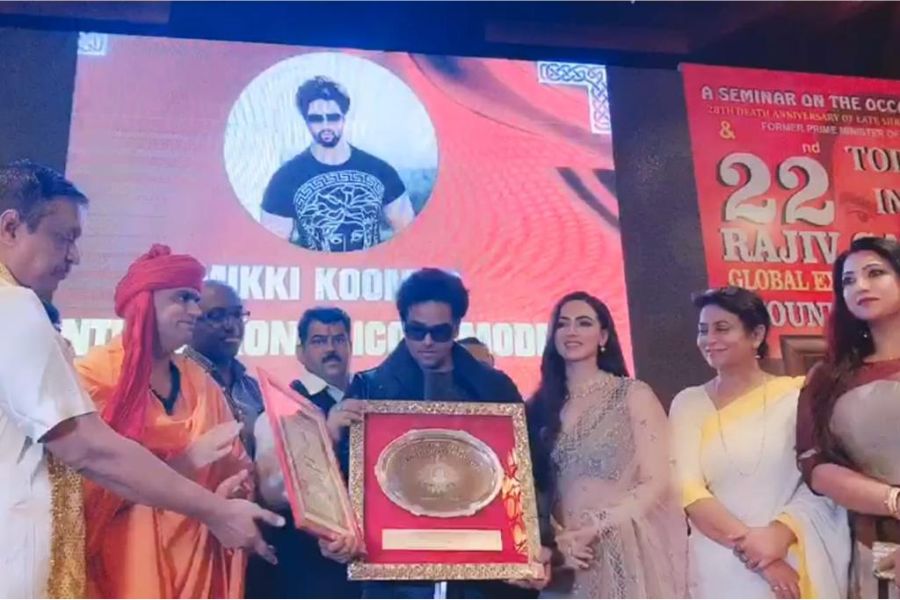 Mikki Koomar awarded the former Prime Minister Rajiv Gandhi Global Excellence award as the International Icon