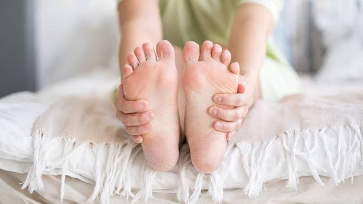 3 simple DIY tips to cure cracked heels - Times of India