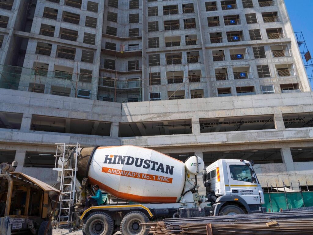 Hindustan Infrastructure Solution Empowers Gujarat’s Skyline with State-of-the-Art Concrete Pump for SOBHA Dream Heights